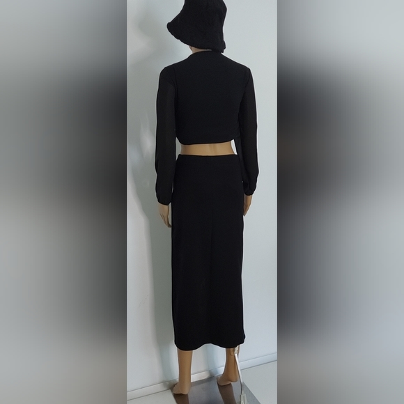 Elegant Black Long Skirt with Side Opening - Picture 3 of 13